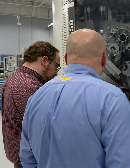 Mitarbeiter der Hendrick Motorsports bedienen die Universalmaschine
