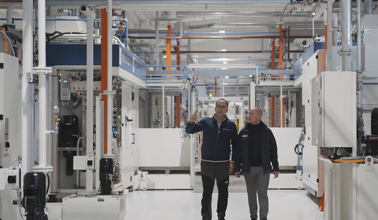 Andrea Tarditi (Technischer Direktor bei Endurance SpA) und Andreas Schenk (Key Account Manager bei den GROB-WERKEN) in der weitläufigen Produktionshallen von Endurance.