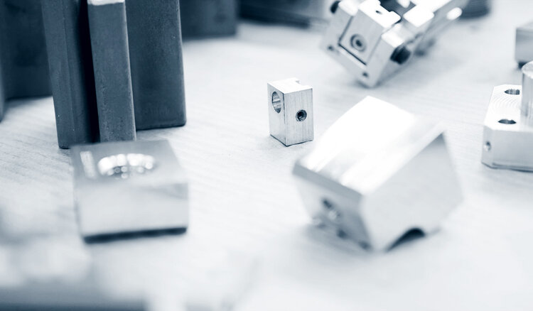 kleine metallige Werkstücke