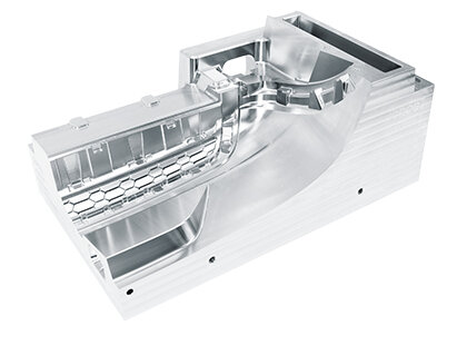 Detailansicht eines hochglänzenden Bumper-Molds, das die Qualität und Technik von GROB widerspiegelt.