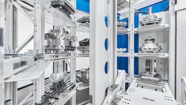 Detailansicht eines automatisierten Lagersystems, das verschiedene Metallteile für die Fertigung bereitstellt.