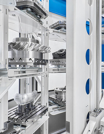 Detailansicht eines automatisierten Lagersystems, das verschiedene Metallteile für die Fertigung bereitstellt.