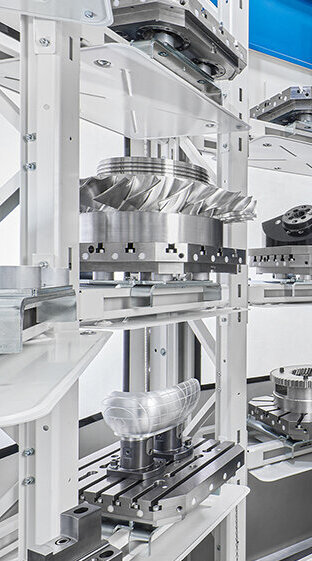 Detailansicht eines automatisierten Lagersystems, das verschiedene Metallteile für die Fertigung bereitstellt.