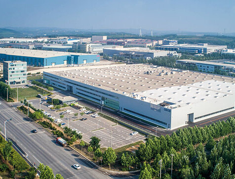Das GROB-Werk in China zeigt ein modernes Design mit einem großen Parkplatz und mehreren Gebäuden im Hintergrund.