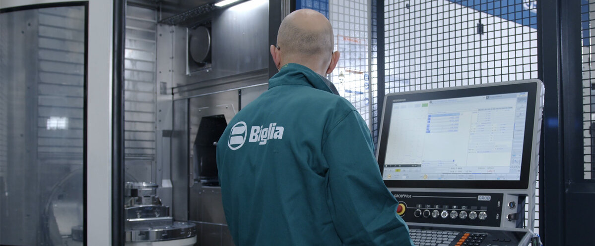 Ein Mitarbeiter der Firma Biglia bedient eine Universalmaschine