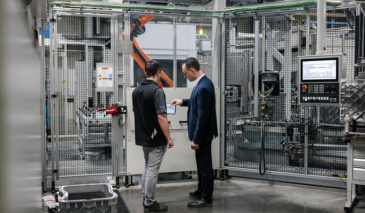Benedikt Gundling und Sebastian Schmidt behalten mit GROB4Analyze alles im Blick. 