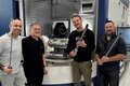 Mitarbeiter von Botek mit Subi Performance und ein Grob-Mitarbeiter vor einer Universalmaschine