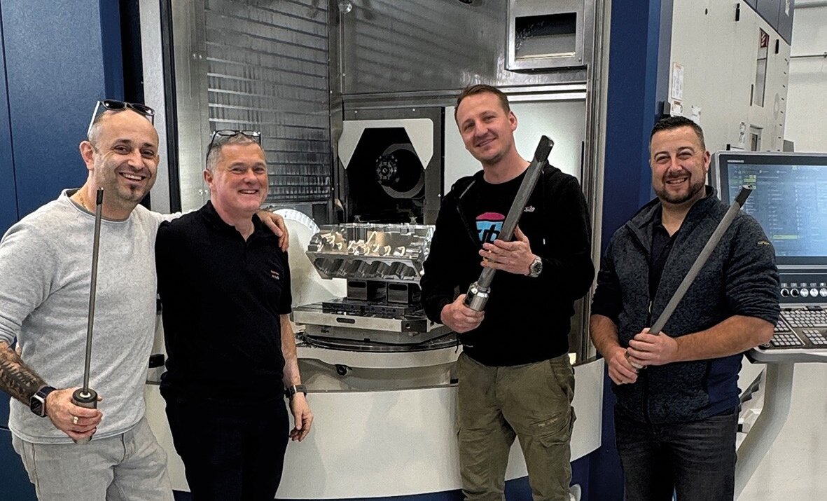 Mitarbeiter von Botek mit Subi Performance und ein Grob-Mitarbeiter vor einer Universalmaschine