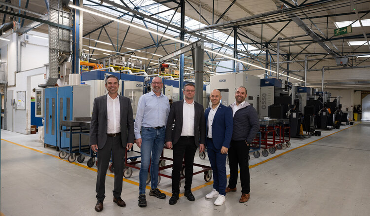 Gruppenfoto mit Mitarbeiter von GROB und Wessel-Hydraulik