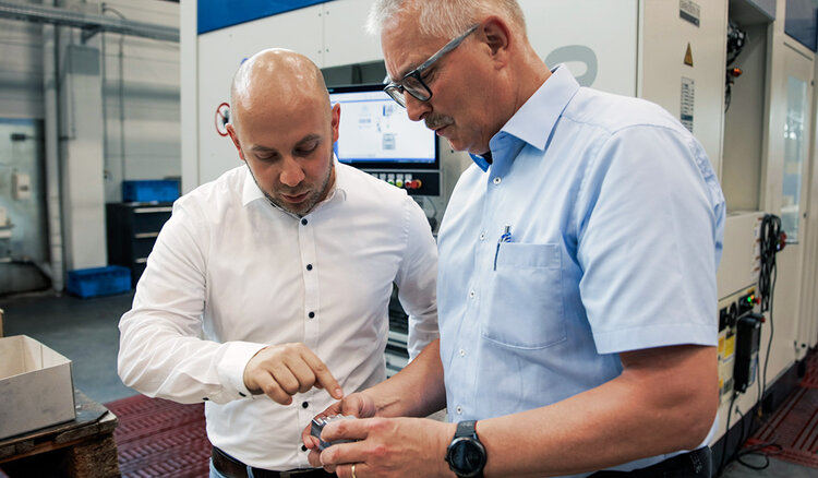 Ralph Birkle (Angebotskonstrukteur Grob, links) und Thomas Hahn (Produktionsleiter Thyssenkrupp Automotive Body Solutions) im Gespräch.