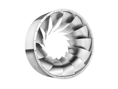 Ein hochglänzendes Turbinenrad aus Metall, das präzise geformte Schaufeln aufweist und für industrielle Anwendungen geeignet ist.