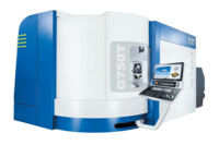 Die GROB G750T ist eine hochmoderne CNC-Maschine mit einem großen, weißen Gehäuse und blauen Akzenten.