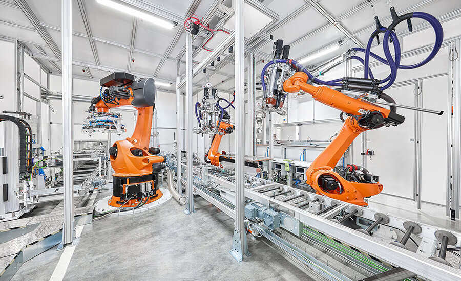 Eine Montagestation von den GROB-WERKE mit Robotern