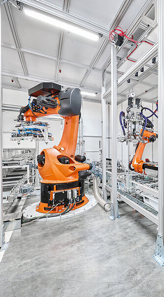 Eine Montagestation von den GROB-WERKE mit Robotern