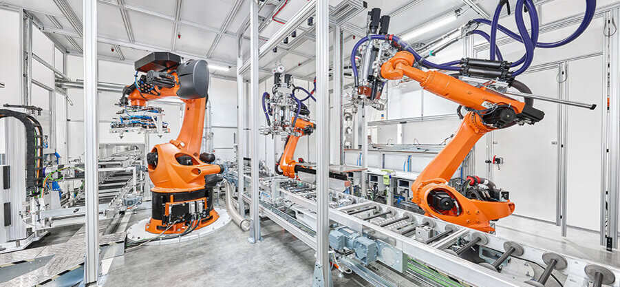 Eine Montagestation von den GROB-WERKE mit Robotern