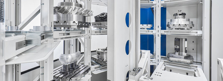 Innovatives Palettenspeichersystem von GROB, das eine Vielzahl von präzisen Bauteilen in einem klaren, funktionalen Design zeigt.