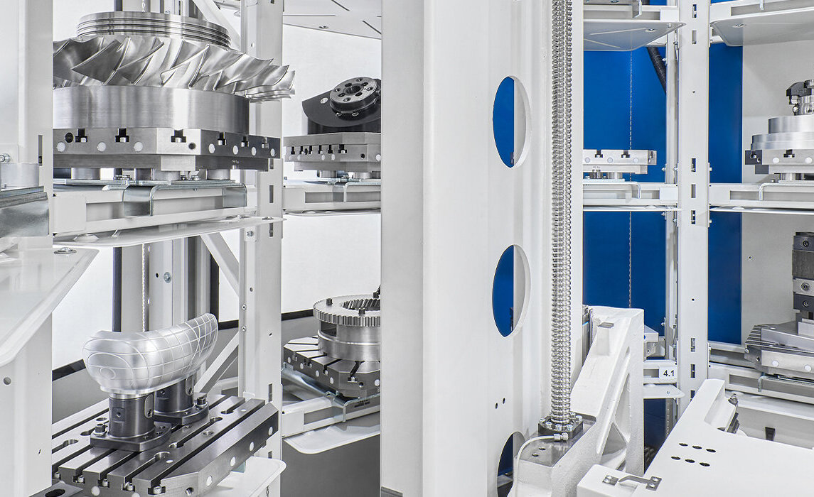 Innovatives Palettenspeichersystem von GROB, das eine Vielzahl von präzisen Bauteilen in einem klaren, funktionalen Design zeigt.