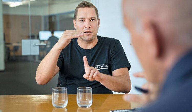 Marcel Sütterlin zeigt etwas mithilfe seiner Hände