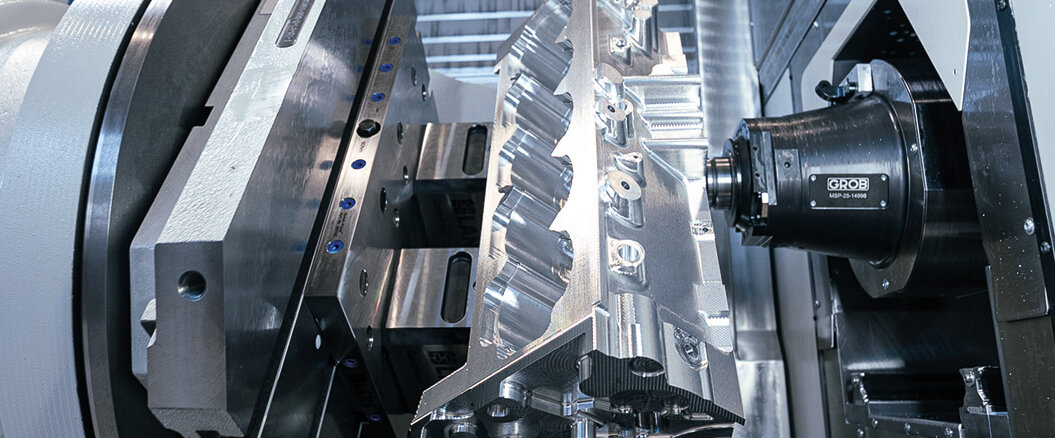 Innenraum einer GROB Universalmaschine die ein Motorblock bearbeitet