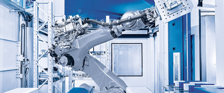 Ein hochentwickelter Industrieroboterarm in einer automatisierten Fertigungsumgebung von GROB, bereit für präzise Aufgaben.