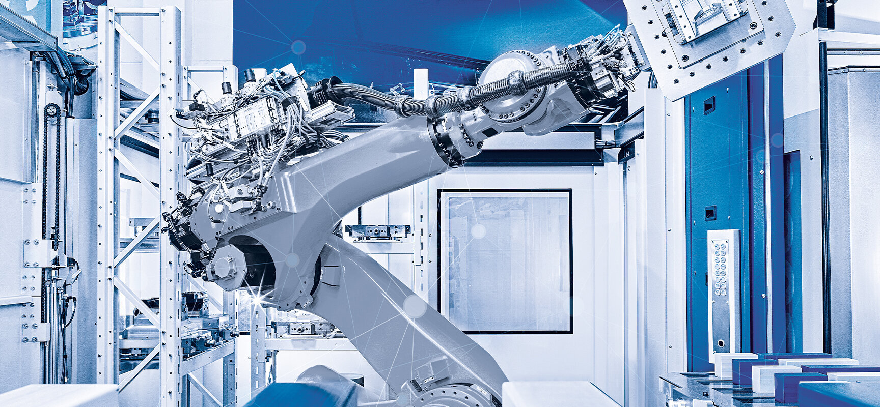 Ein hochentwickelter Industrieroboterarm in einer automatisierten Fertigungsumgebung von GROB, bereit für präzise Aufgaben.