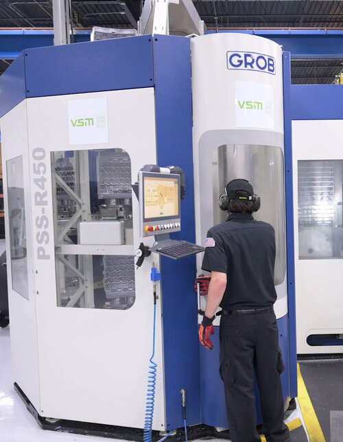 Mitarbeiter von King Machine steht vor dem PSS-R450