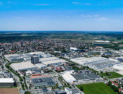 Luftaufnahme des GROB-Standorts in Mindelheim, umgeben von weitläufigen Feldern und einer kleinen Stadt.