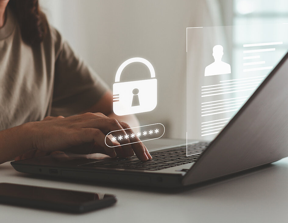 Eine Person tippt auf einer Laptop-Tastatur, während ein digitales Schloss und ein Passwortfeld angezeigt werden.