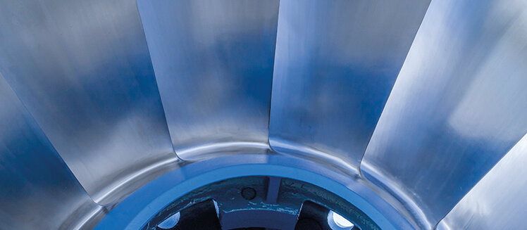Ein Blick auf die glänzenden, blauen Metallflächen eines Energiekomponenten-Teils.