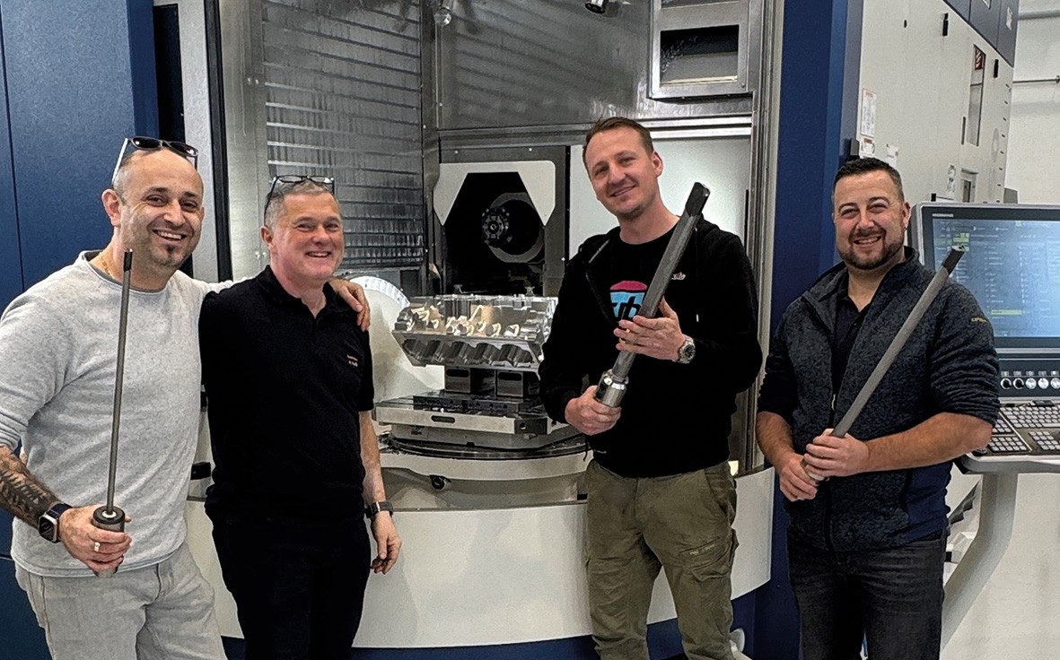 Mitarbeiter von Botek mit Subi Performance und ein Grob-Mitarbeiter vor einer Universalmaschine